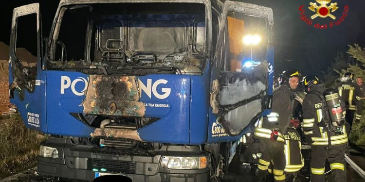 Bari Sardo: a fuoco un autocarro sulla 125, sul posto i vigili del fuoco
