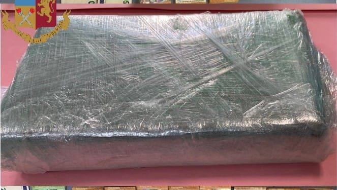 La Polizia di Stato di Cagliari ha arrestato un consigliere comunale di Anela, aveva in auto 1 kg di cocaina oltre a 45.000 € in contanti