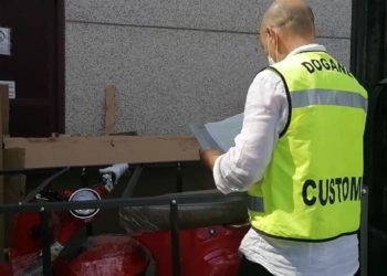 I funzionari ADM di Livorno hanno scoperto un’importante frode di due distinte spedizioni dalla Cina di scooter elettrici in violazione alla normativa sui marchi