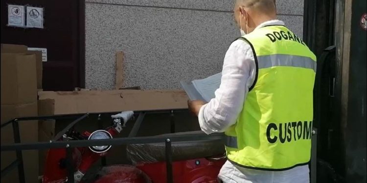 I funzionari ADM di Livorno hanno scoperto un’importante frode di due distinte spedizioni dalla Cina di scooter elettrici in violazione alla normativa sui marchi