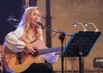 “Poesie di carta”: successo per Grazia Di Michele a San Teodoro