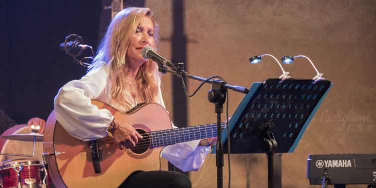 “Poesie di carta”: successo per Grazia Di Michele a San Teodoro