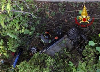 Padru: auto esce di strada e finisce in una scarpata, intervengono i vigili del fuoco