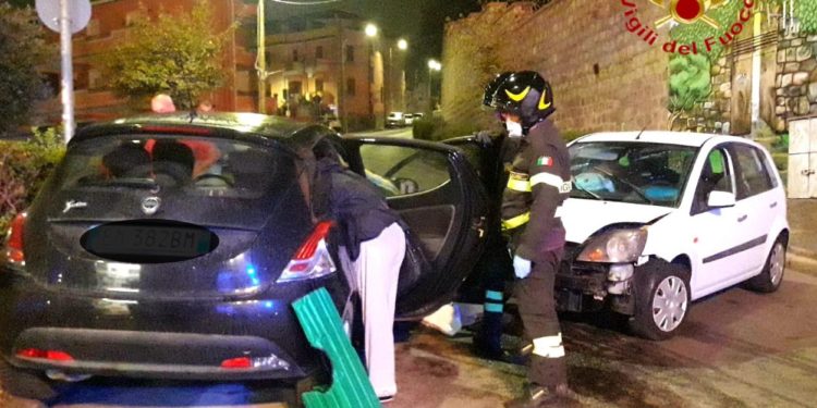 Nuoro: due auto si scontrano in via Ragazzi, sul posto i vigili del fuoco