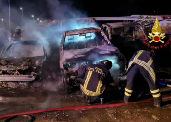 Ottana: a fuoco sei macchine nella zona industriale, sul posto i vigili del fuoco