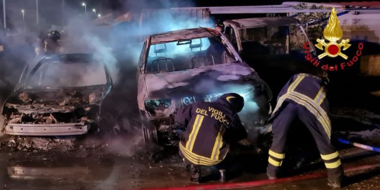 Ottana: a fuoco sei macchine nella zona industriale, sul posto i vigili del fuoco