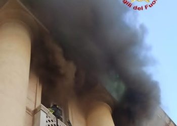 Incendio nella cappella dell’ospedale civile di Cagliari, l’intervento dei vigili del fuoco intorno alle 19.30