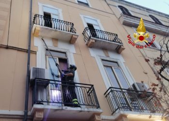 Parziale crollo della mensola di un balcone, i vigili del fuoco intervengono per la messa in sicurezza