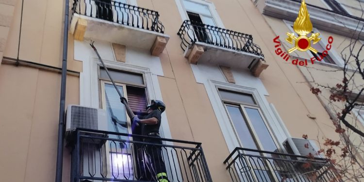 Parziale crollo della mensola di un balcone, i vigili del fuoco intervengono per la messa in sicurezza