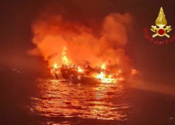 Siniscola: a fuoco un’mbarcazione a due miglia dalla costa, intervengono i vigili del fuoco