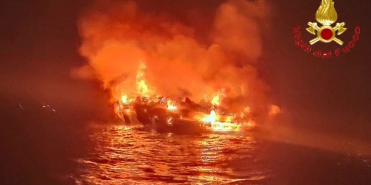 Siniscola: a fuoco un’mbarcazione a due miglia dalla costa, intervengono i vigili del fuoco