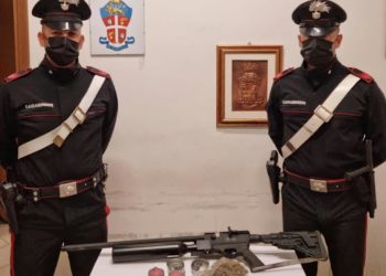 I carabinieri di Sestu hanno arrestato un 49enne per detenzione illegale di arma comune da sparo ed il figlio 21enne per detenzione ai fini di spaccio di sostanze stupefacenti