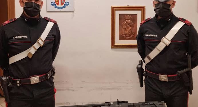 I carabinieri di Sestu hanno arrestato un 49enne per detenzione illegale di arma comune da sparo ed il figlio 21enne per detenzione ai fini di spaccio di sostanze stupefacenti