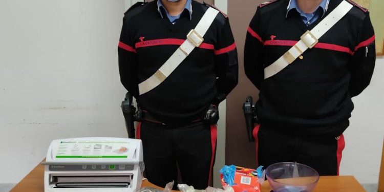 Questa mattina, a Sinnai, i carabinieri della locale stazione hanno arrestato  un 29enne del luogo per detenzione ai fini di spaccio di sostanze stupefacenti