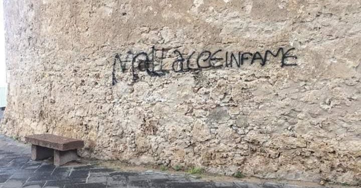 Alghero, imbrattate le mura della Torre di Sulis: la dura condanna del sindaco Mario Conoci