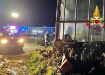 Olbia: a fuoco un’azienda di fiori in via Culatolzu, sul posto i vigili del fuoco