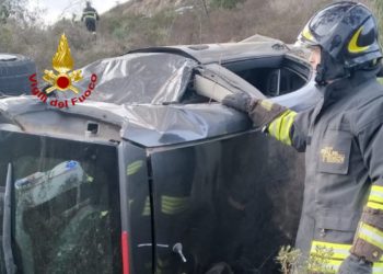 Finisce fuori strada con la sua auto che si ribalta a San Priamo, un giovane è ricoverato in ospedale, non risulta in pericolo di vita
