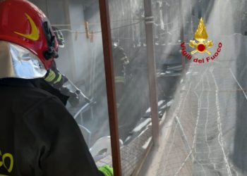 Incendio di un silos all’esterno di una falegnameria, a Nuraminis, sul posto i vigili del fuoco di Sanluri