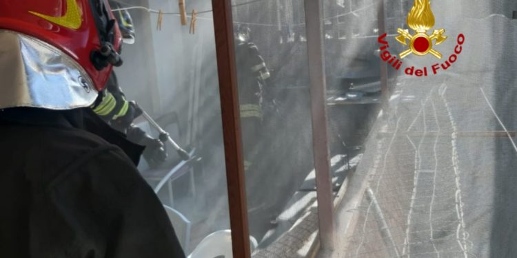 Incendio di un silos all’esterno di una falegnameria, a Nuraminis, sul posto i vigili del fuoco di Sanluri