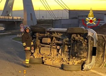 Un’auto è finita fuoristrada, ribaltandosi, sulla 554, all’altezza di Monserrato, il conducente ricoverato in codice giallo