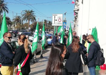 Sit in degli agricoltori davanti alla sede del Consiglio regionale: «Settore allo stremo, servono interventi della Regione e del Governo»