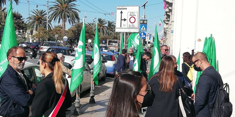 Sit in degli agricoltori davanti alla sede del Consiglio regionale: «Settore allo stremo, servono interventi della Regione e del Governo»