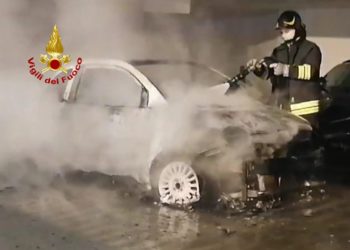 Cagliari: a fuoco un’auto in sosta in un parcheggio condominiale di via Malfidano, intervengono i vigili del fuoco