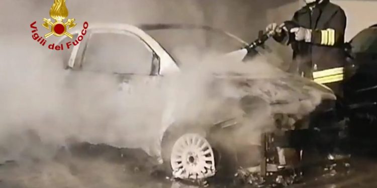 Cagliari: a fuoco un’auto in sosta in un parcheggio condominiale di via Malfidano, intervengono i vigili del fuoco