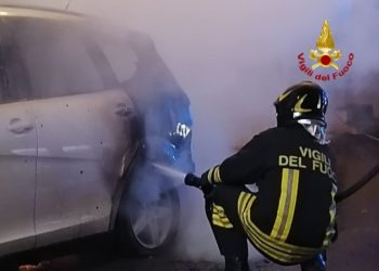 Elmas: a fuoco un’auto in sosta, sul posto i vigili del fuoco