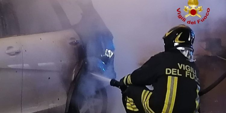 Elmas: a fuoco un’auto in sosta, sul posto i vigili del fuoco