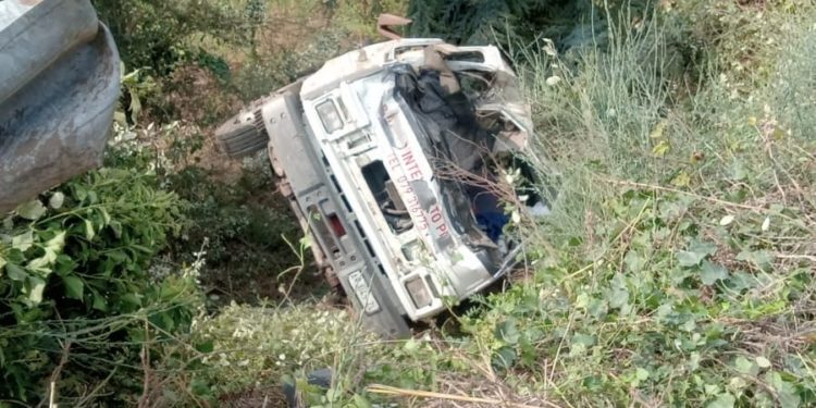 Ossi: autospurgo esce di strada vicino al depuratore, intervengono i vigili del fuoco