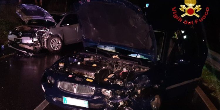 Macomer: scontro frontale tra due auto a Tossilo, ferite due persone
