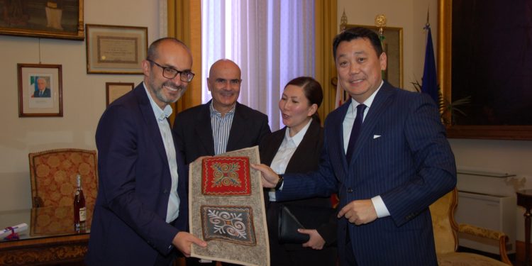 Cagliari: Il sindaco Paolo Truzzu e l’assessore Alessandro Sorgia hanno incontrato l’ambasciatore del Kyrgyzstan