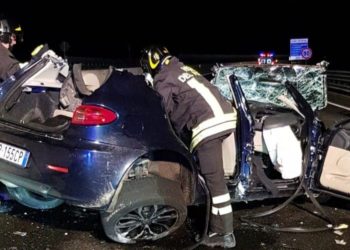 Nel tragico scontro tra due auto sulla nuova 554 bis, un uomo è morto, un altro è ricoverato in ospedale in codice rosso
