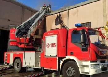 Incendio in un impianto fotovoltaico installato sul tetto di un’attività commerciale a Sestu, sul posto i vigili del fuoco