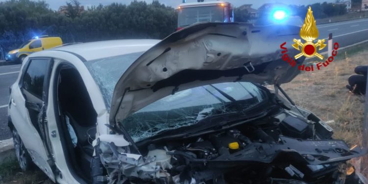 Scontro tra due auto sulla SS 554, tre feriti, una donna ricoverata in codice rosso