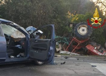 Scontro tra un’auto ed un trattore agricolo sulla SS 196, sul posto i vigili del fuoco di Sanluri