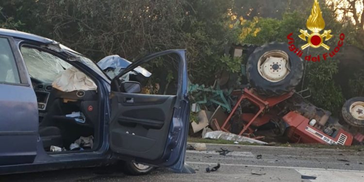 Scontro tra un’auto ed un trattore agricolo sulla SS 196, sul posto i vigili del fuoco di Sanluri