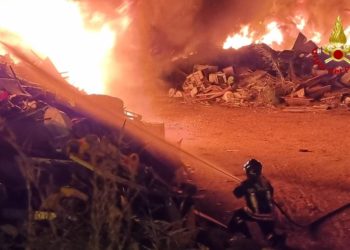 Incendio in via San Paolo, a Cagliari, sul posto vigili del fuoco, agenti della Polizia locale e della Questura di Cagliari