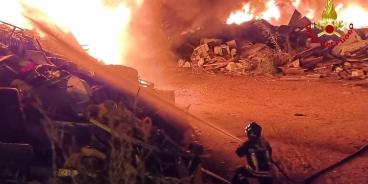 Incendio in via San Paolo, a Cagliari, sul posto vigili del fuoco, agenti della Polizia locale e della Questura di Cagliari