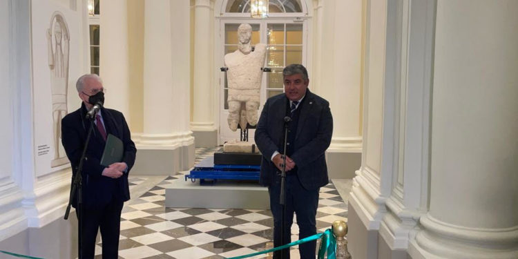 La Sardegna a San Pietroburgo con un gigante di Mont’e Prama