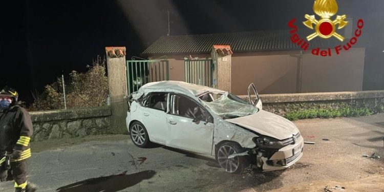Bono: auto contro un muro di recinzione, una persona in codice rosso