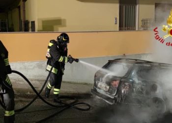 Nuoro: a fuoco un’auto parcheggiata in via Carbonia, sul posto i vigili del fuoco