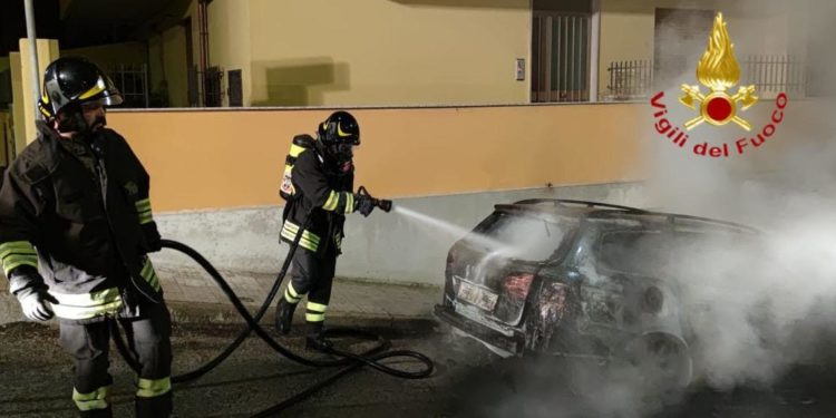 Nuoro: a fuoco un’auto parcheggiata in via Carbonia, sul posto i vigili del fuoco