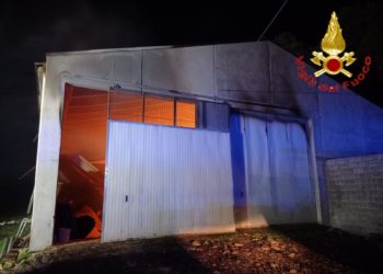 Fonni: a fuoco un capannone agricolo, sul posto i vigili del fuoco