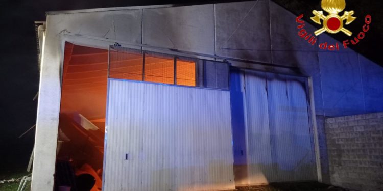 Fonni: a fuoco un capannone agricolo, sul posto i vigili del fuoco