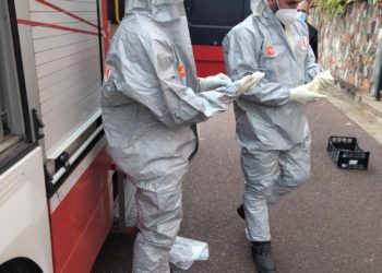 Ha il Coronavirus e non risponde ai sanitari, vigili del fuoco e carabinieri la rintracciano a casa di parenti