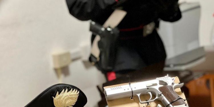 I carabinieri di Sanluri hanno arrestato un 45enne di Villamar per detenzione illegale di armi e munizioni e ricettazione