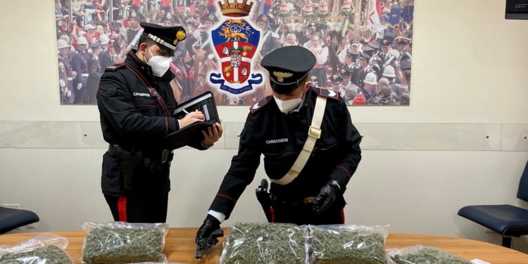 I carabinieri del Nucleo Investigativo di Cagliari hanno arrestato 2 pregiudicati cagliaritani trovati in possesso di circa 3 kg di marijuana