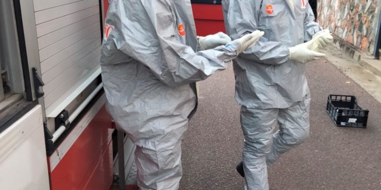 Ha il Coronavirus e non risponde ai sanitari, vigili del fuoco e carabinieri la rintracciano a casa di parenti